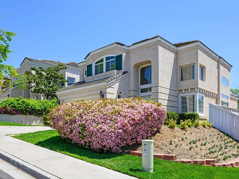 11718 Windcrest Ln — Photo 3
