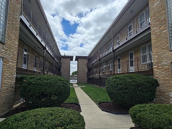 3rd image of 4315 W 95th St APT 13