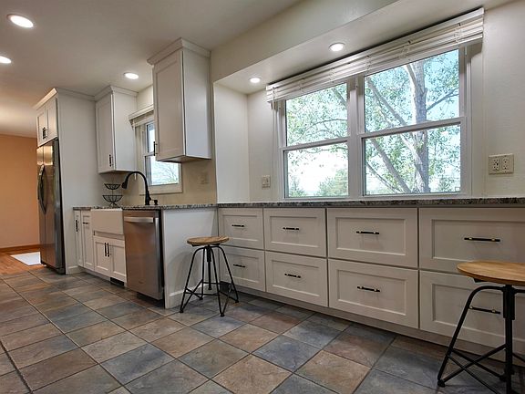 4th image of 1460 Manor Dr
