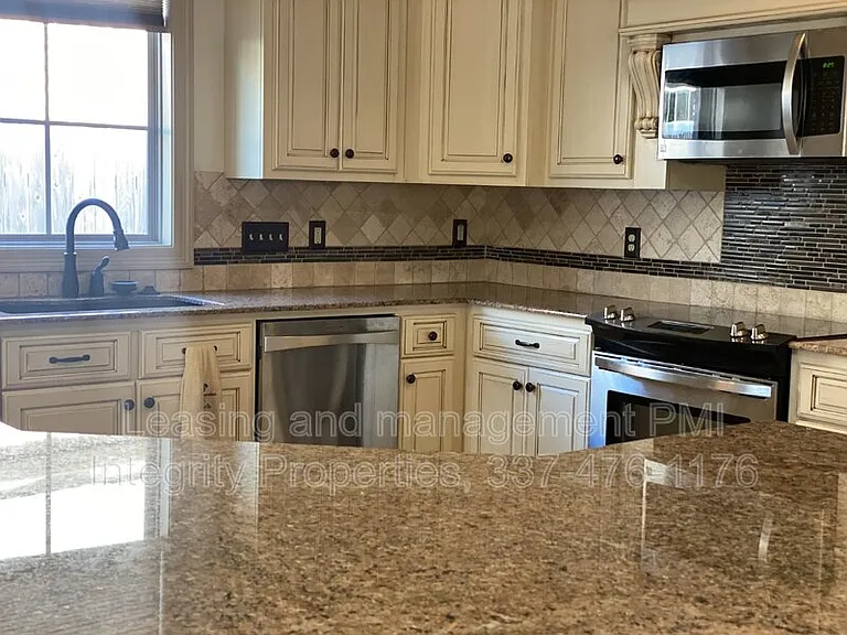 330 Dunvegan Ct — Photo 12