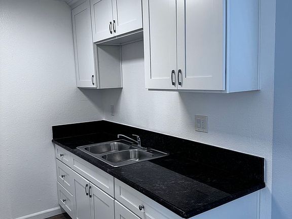 4th image of 1901 N Bush St #10