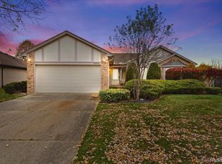 40643 Woodside Dr, Clinton Township, MI 48038