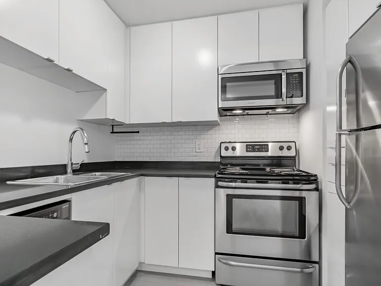 1270 Burnaby St #107 — Photo 27