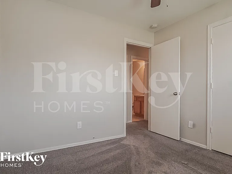 106 W Red Oak Ln — Photo 11