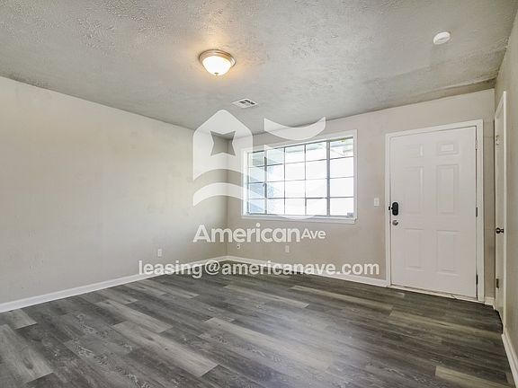 1360726_003_living_room_4.jpg