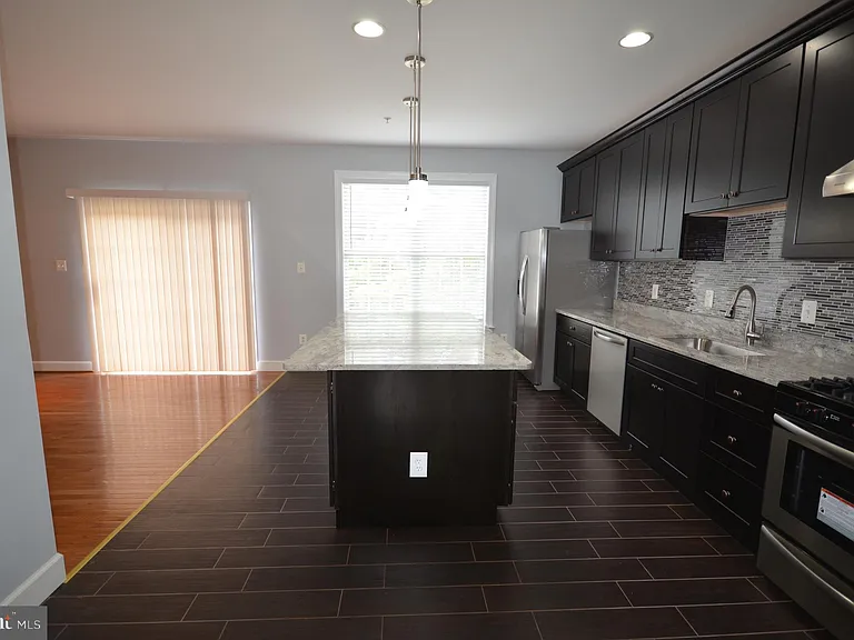 819 Royal Cres — Photo 2