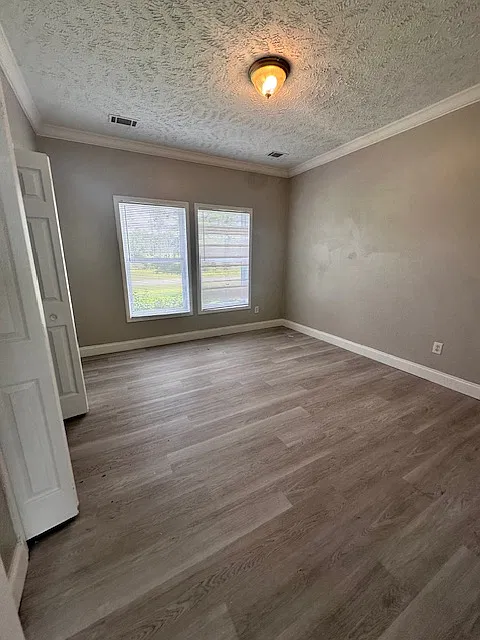 1082 Ainsworth St. E - 1 — Photo 3