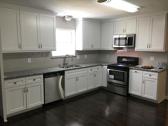 Kitchen w/ new appliances and granite counter tops! 