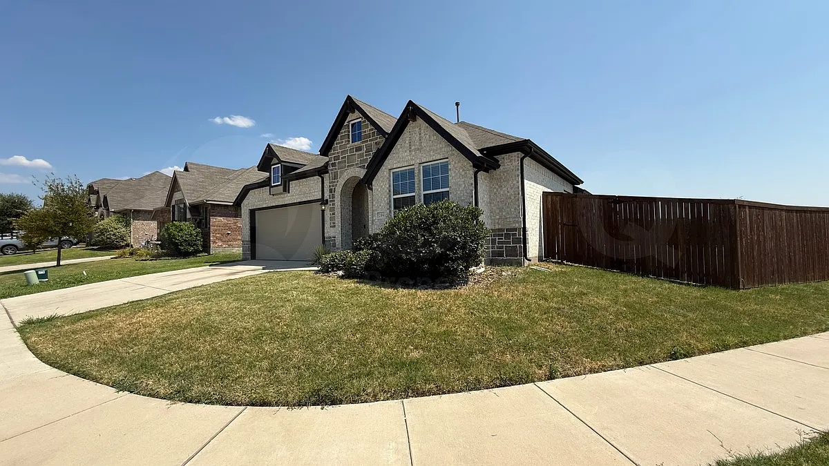 5 bed, 3.0 bath, 2419 sqft, $2,850 — Photo 2