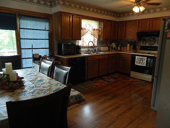 5th image of 102 Hickory Lake Ln