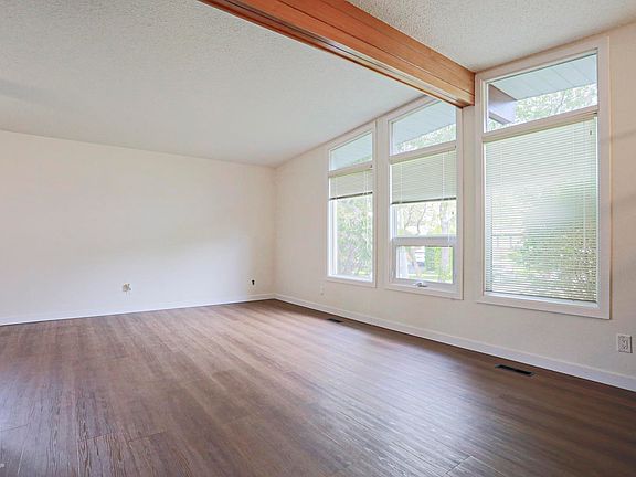 4th image of 10 Murray Cres