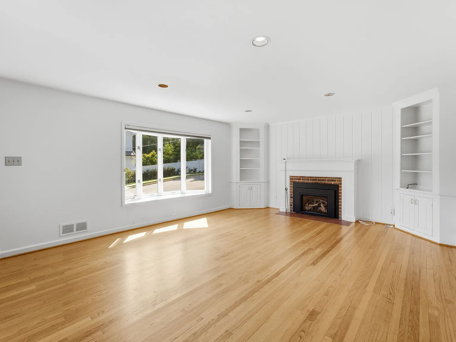 4 bed, 2.5 bath, 1960 sqft, $4,600 — Photo 3