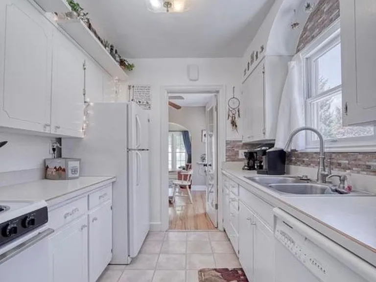 360 E 13th St — Photo 3