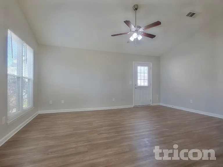 279 Legend Oaks Dr — Photo 3