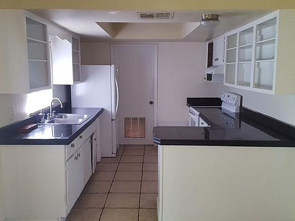 3rd image of 115 W Cedarwood Cir