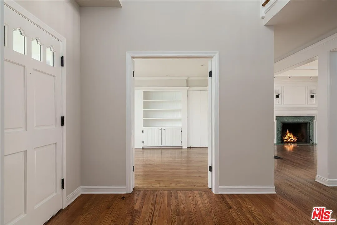 6 bed, 5.5 bath, 5240 sqft, $30,000 — Photo 3