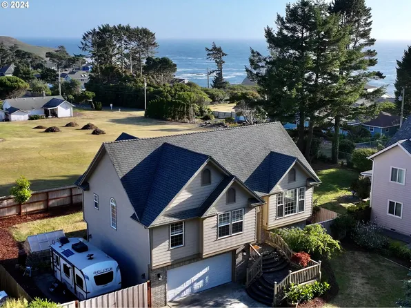 17334 W Blueberry Dr, Brookings, OR 97415