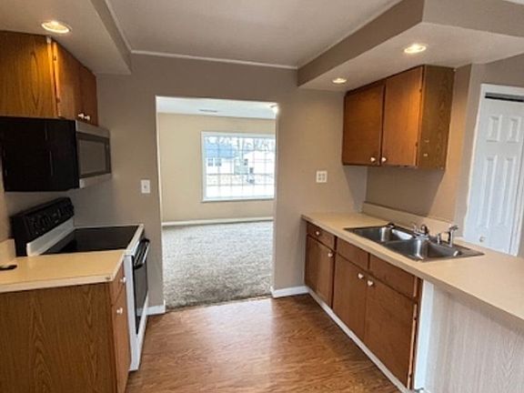 5th image of 705 Roselyn Dr
