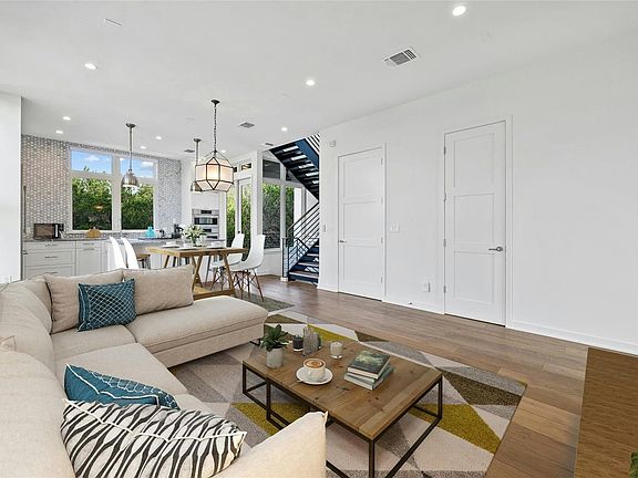 4th image of 2518 Sutherland St