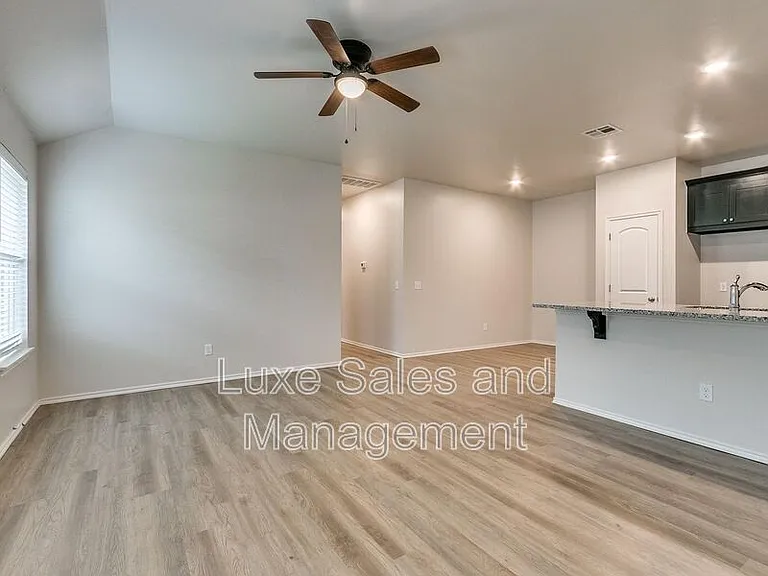 8012 NW 105th Ter — Photo 3