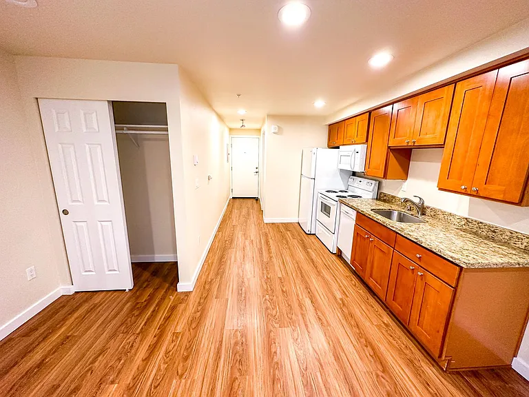 515 East Denny Apartments — Photo 12