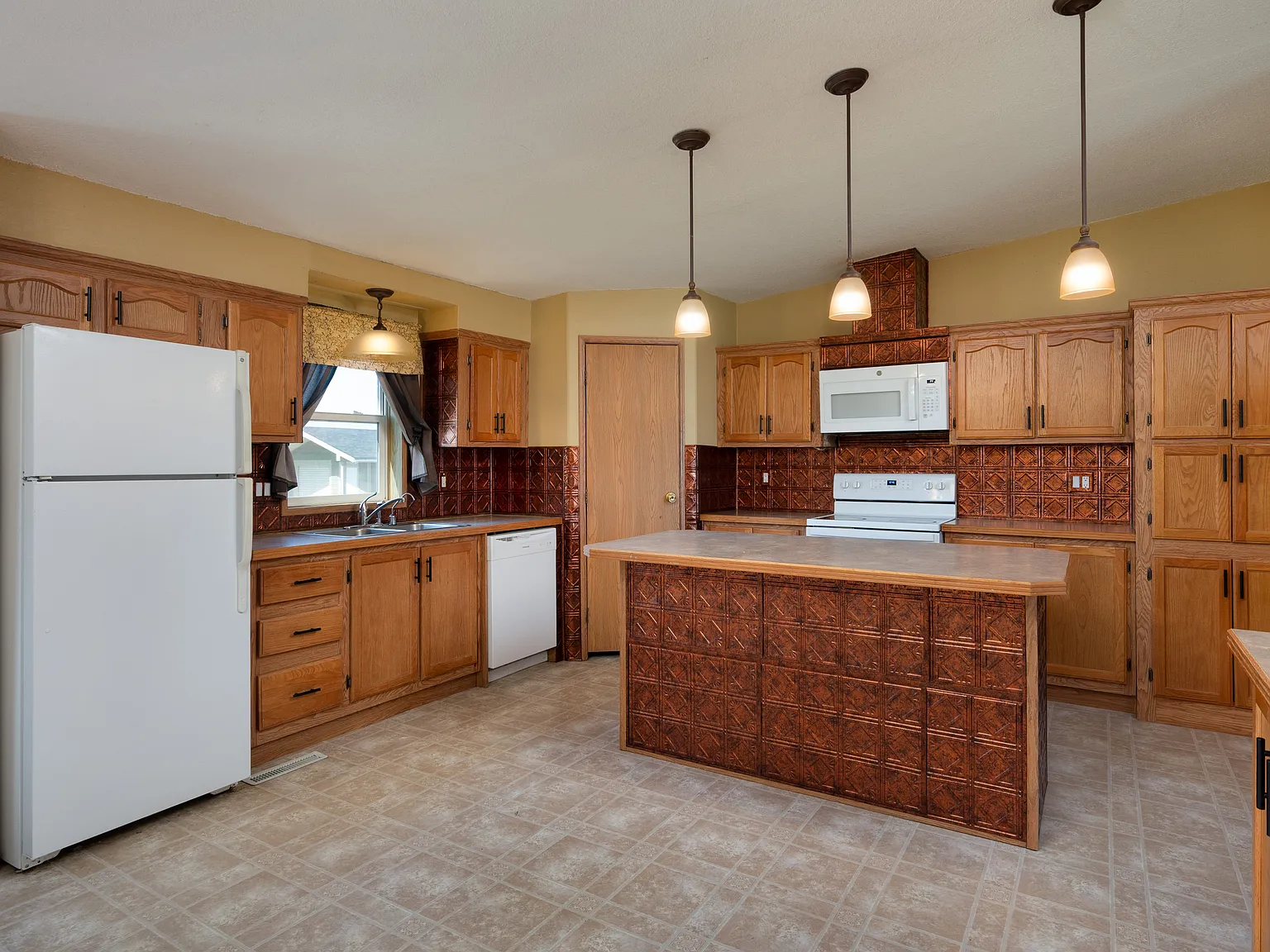 5 bed, 2387 sqft, $3,300 — Photo 2