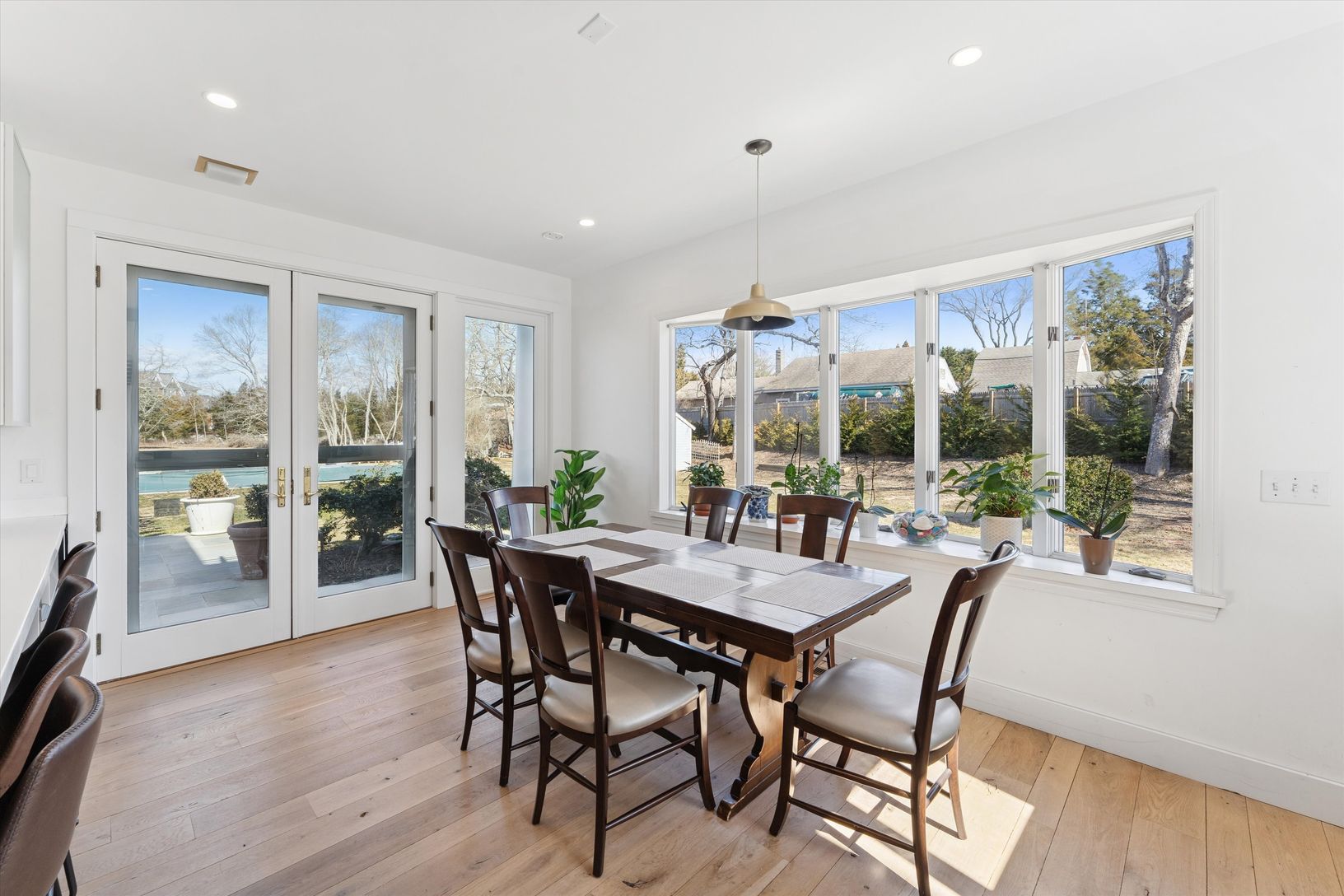  Eat-in-Kitchen