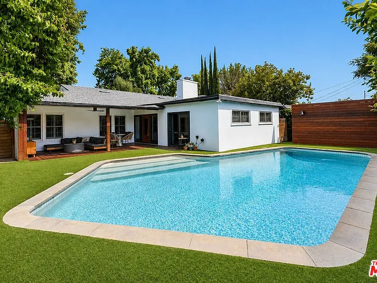 5245 Ventura Canyon Ave — Photo 1