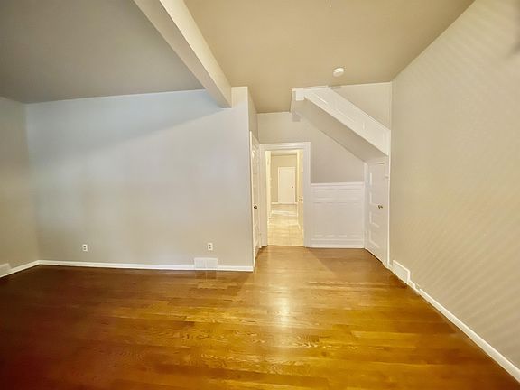 4th image of 245 Ashland Ave #1