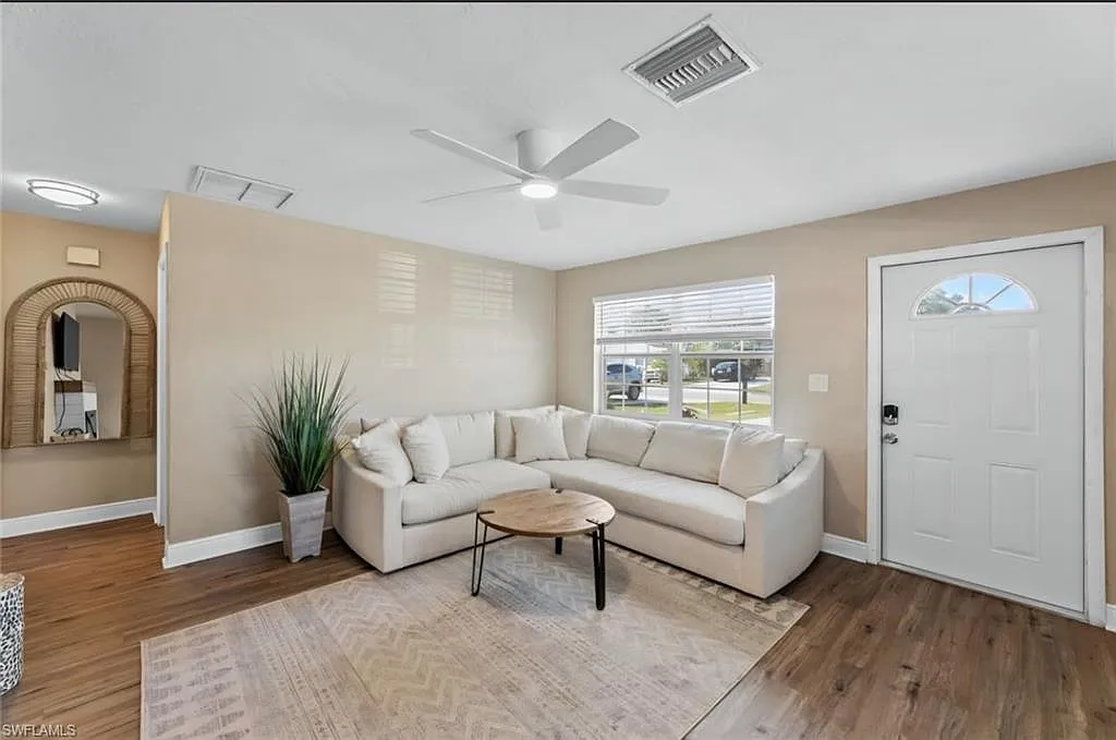 3 bed, 1.5 bath, 950 sqft, $2,300 — Photo 2