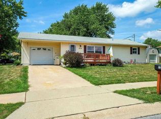 624 S 3rd St, Eldridge, IA 52748