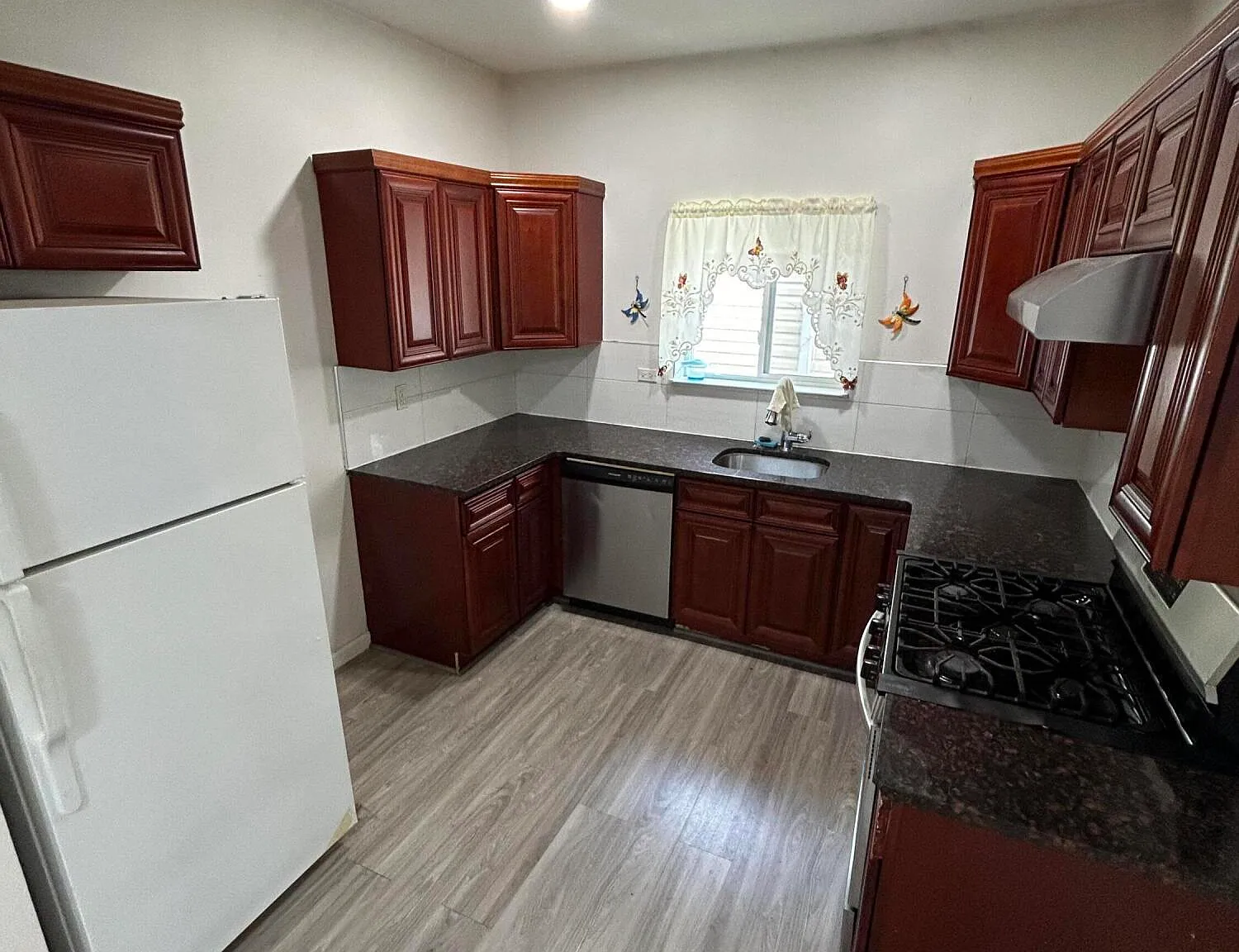 3 bed, 2.0 bath, 2200 sqft, $3,800 — Photo 2
