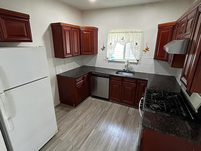 25 Stanley Ave #1 — Photo 2
