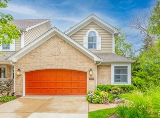 11156 Indian Woods Dr #33D, Indian Head Park, IL 60525