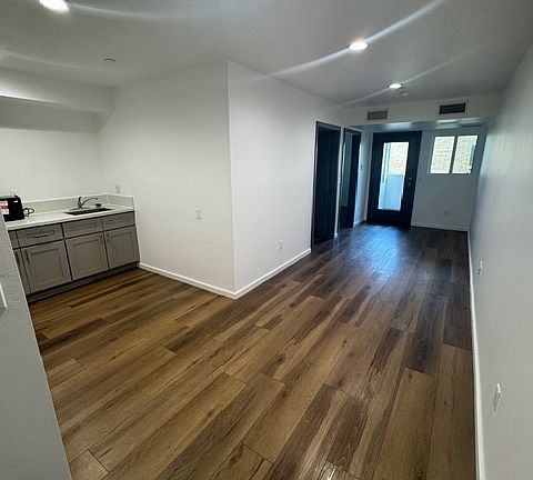 3rd image of 325 N Fickett St