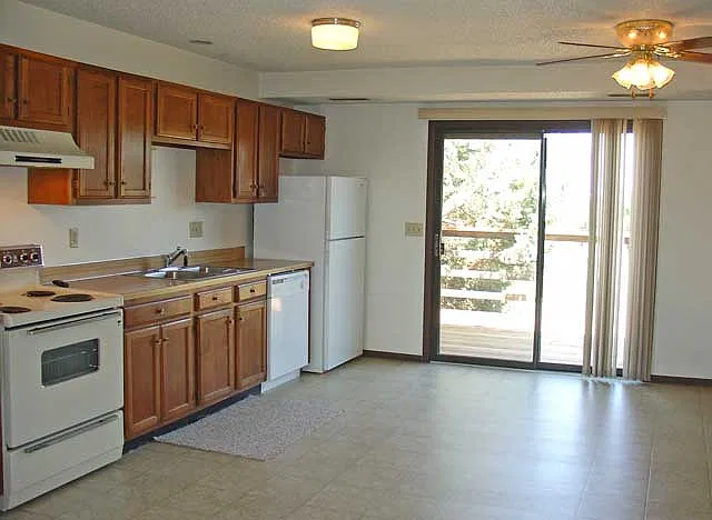 2 bed, 1.0 bath, $1,095 — Photo 4