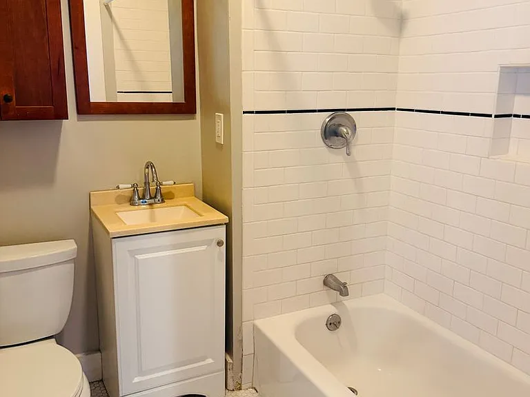 425 W 4th St — Photo 8