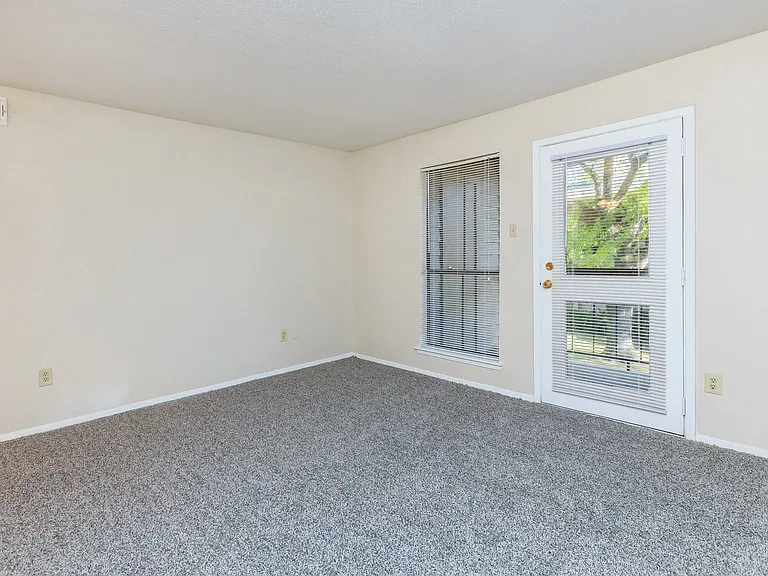 Stone Hollow Apartments — Photo 21