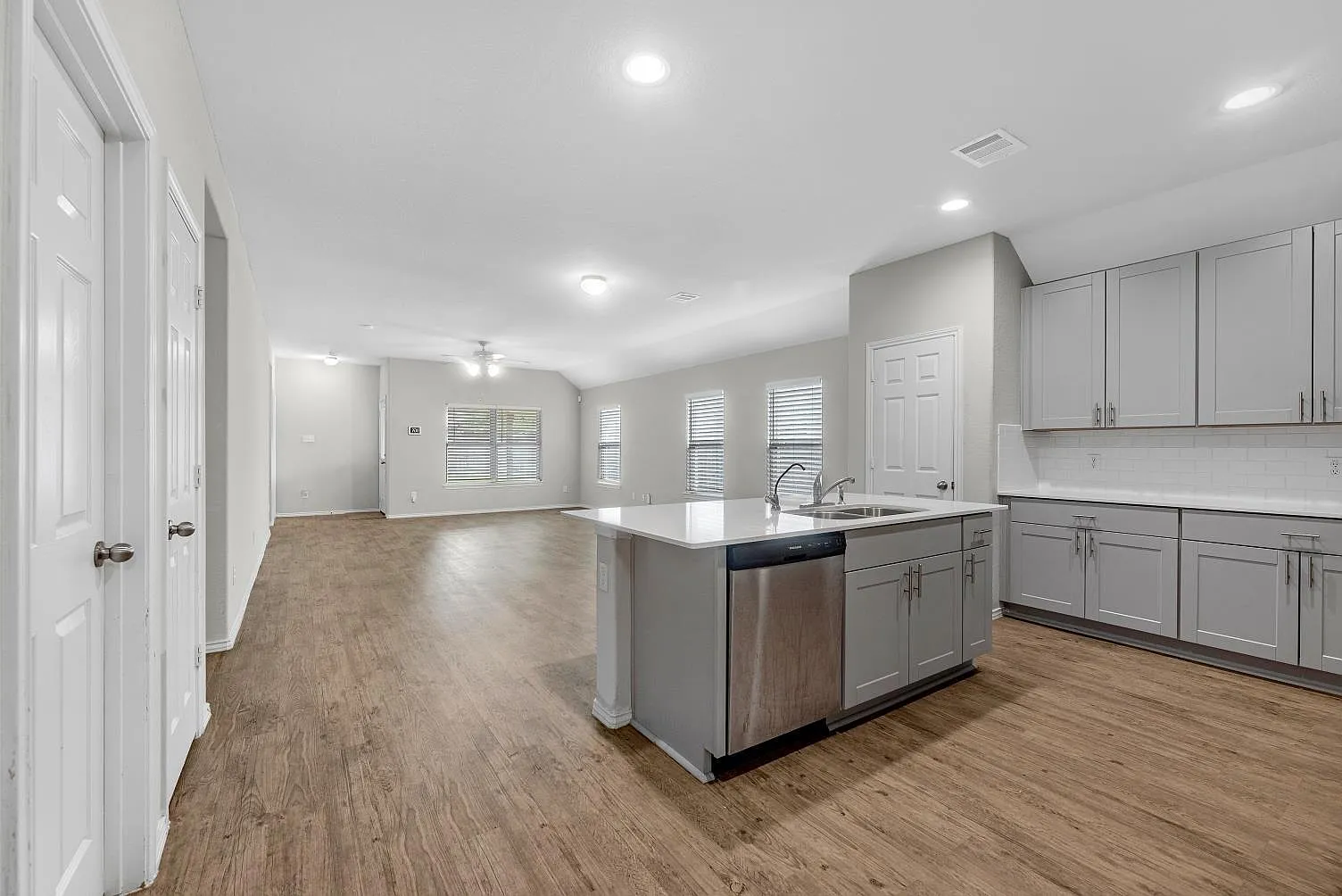 4 bed, 2.5 bath, 1955 sqft, $2,200 — Photo 4
