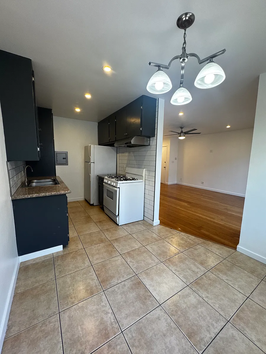 Building Photo - 410 S Commonwealth Ave #4