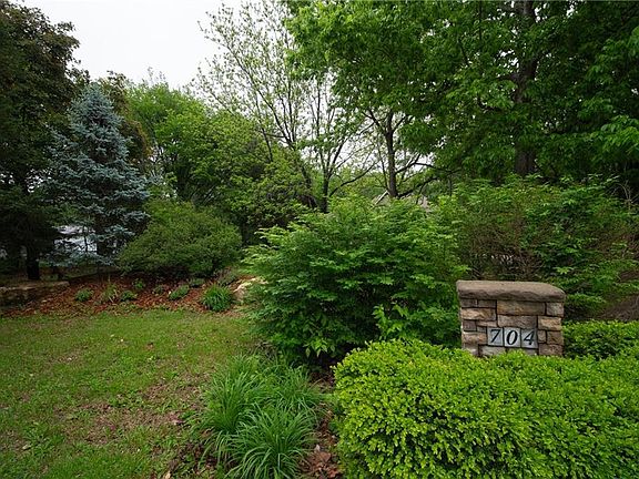 3rd image of 704 Folks Rd