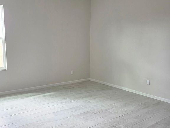 5th image of 203 Royal Palm Dr #B