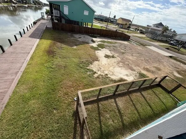 126 Channelview Rd, Rockport, TX 78382