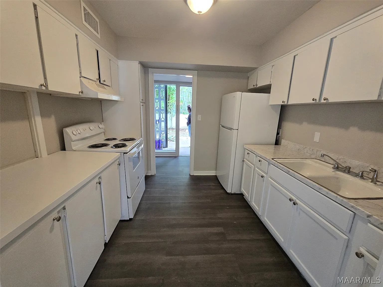 3 bed, 2.0 bath, 1050 sqft, $1,000 — Photo 3