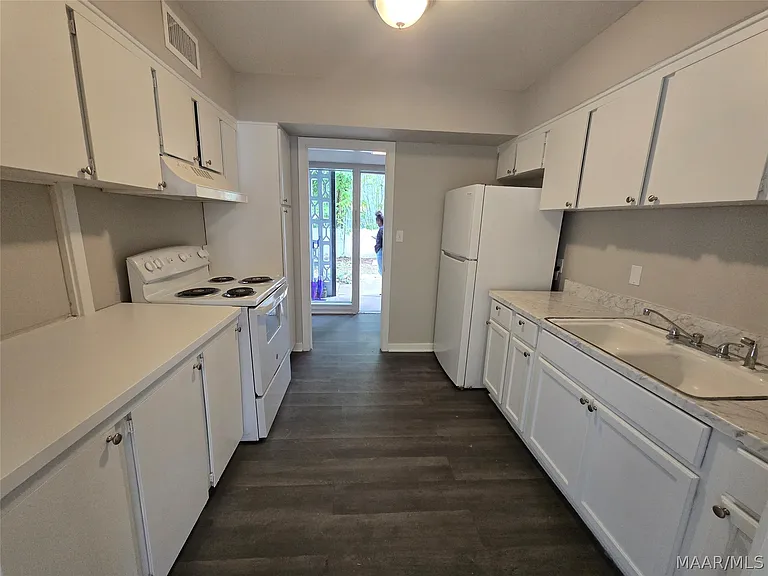 3737 Wesley Dr — Photo 3