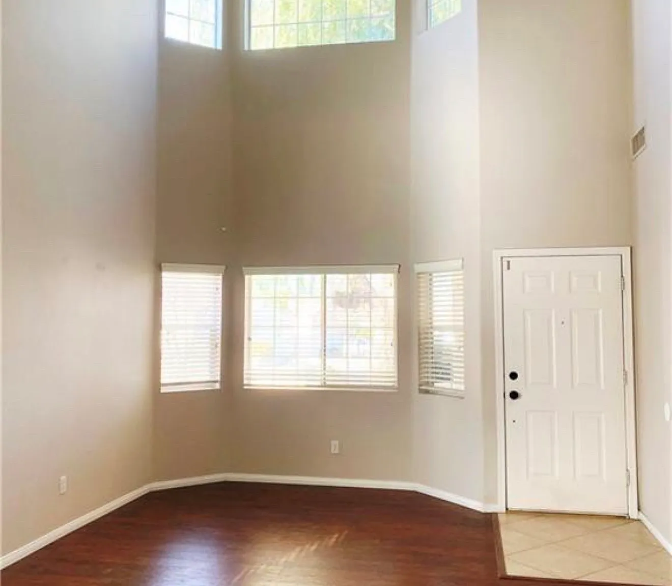 4 bed, 2.5 bath, 1810 sqft, $2,000 — Photo 2
