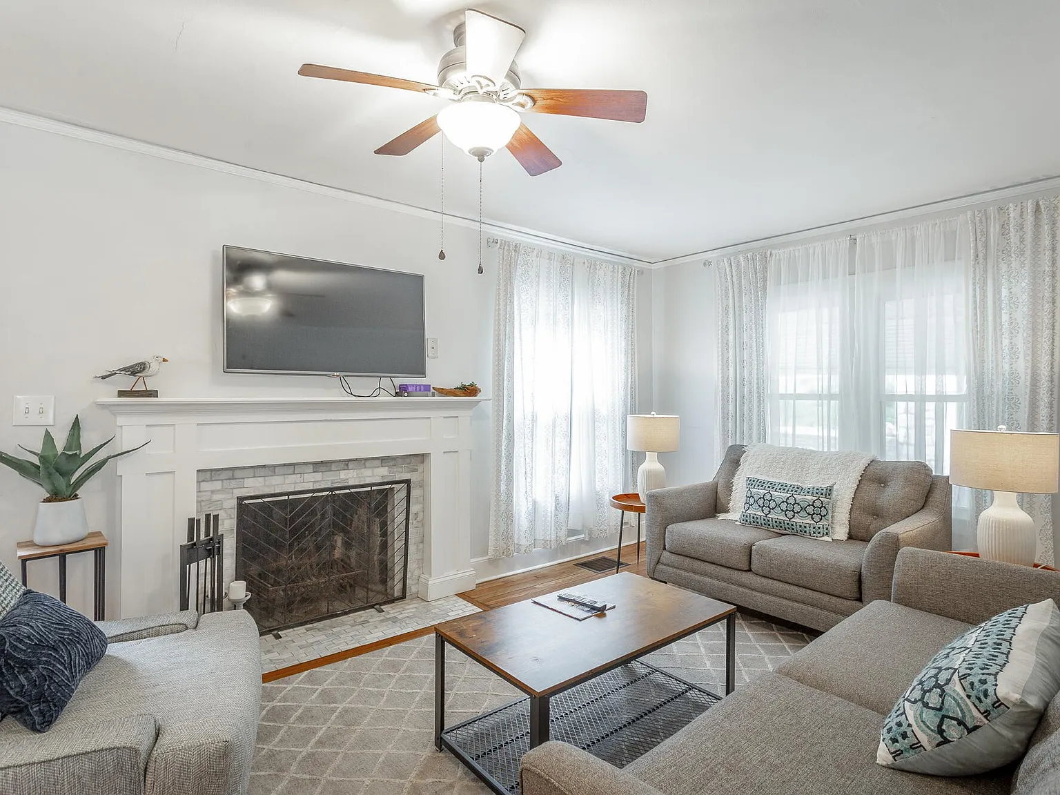 3 bed, 1.5 bath, 1657 sqft, $2,300 — Photo 4