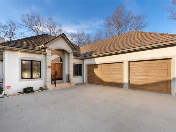 6541 W 106th St, Overland Park, KS 66212