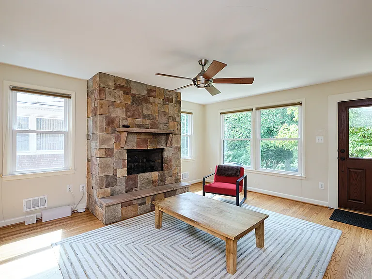1318 Perry St NE — Photo 3