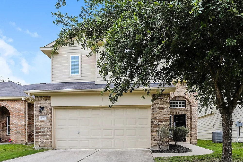 4 bed, 2.5 bath, 1902 sqft, $2,040 — Photo 1